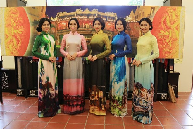 Festival Văn hóa Tơ lụa thổ cẩm Việt Nam-châu Á 2017 cũng thu hút sự hợp tác của giới thiết kế hàng đầu Việt Nam.